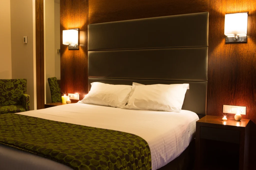 hotel-room-2024-09-18-00-58-48-utc_result.webp